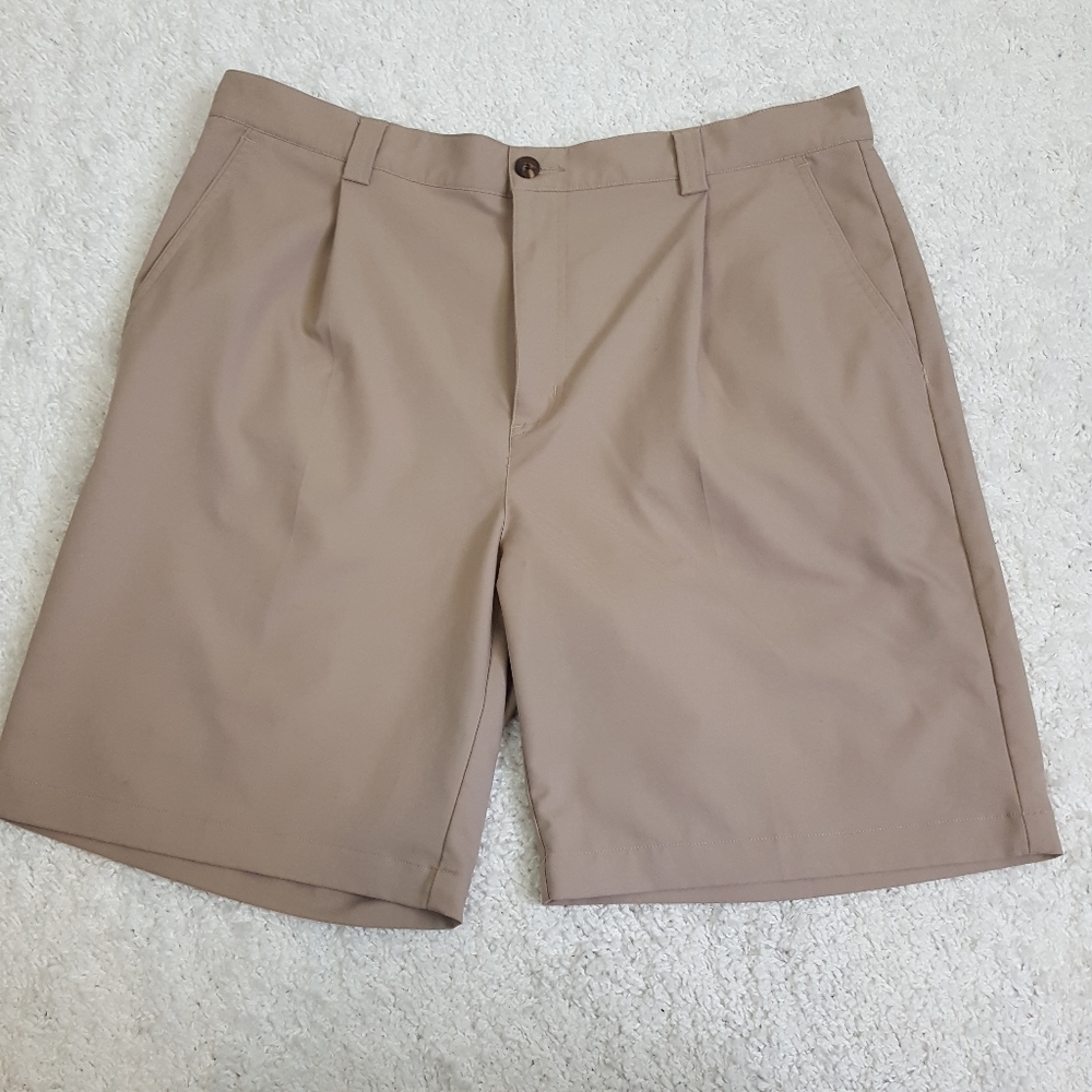 Mens Adidas tan pleated light weight golf shorts size 36